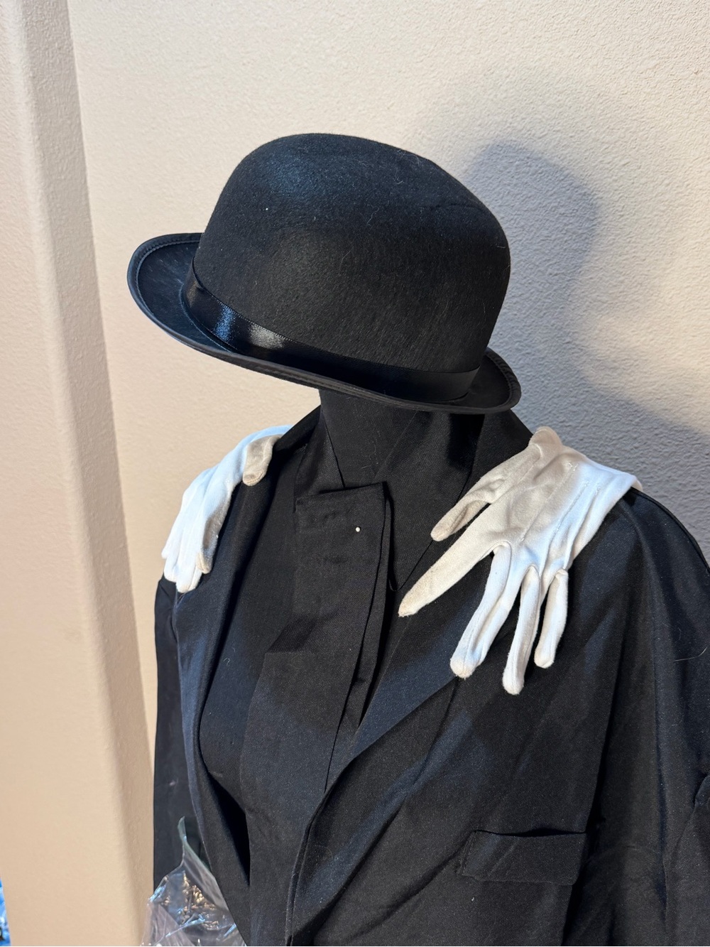 Monopoly guy costume. Includes coat, pants, Bowler Hat, tie, gloves, & moustache